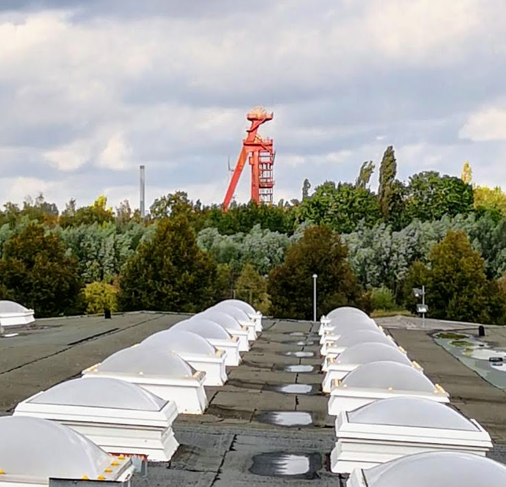 Blick aus dem Seminarraum: zu sehen sind Möglichkeiten der Energiegewinnung: Förderturm und Windkraftanlage, das Foto wurde aufgenommen von Michael Eickert